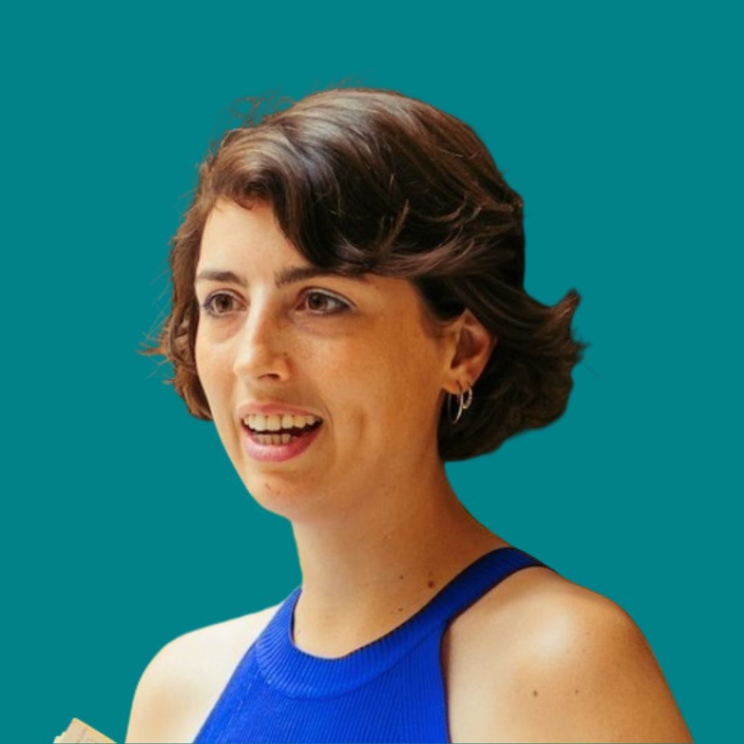 Jennifer Geiser Jennifer Geiser ist von vorne zu sehen, sie schaut links aus dem Bild raus. Sie trägt ein blaues Oberteil.