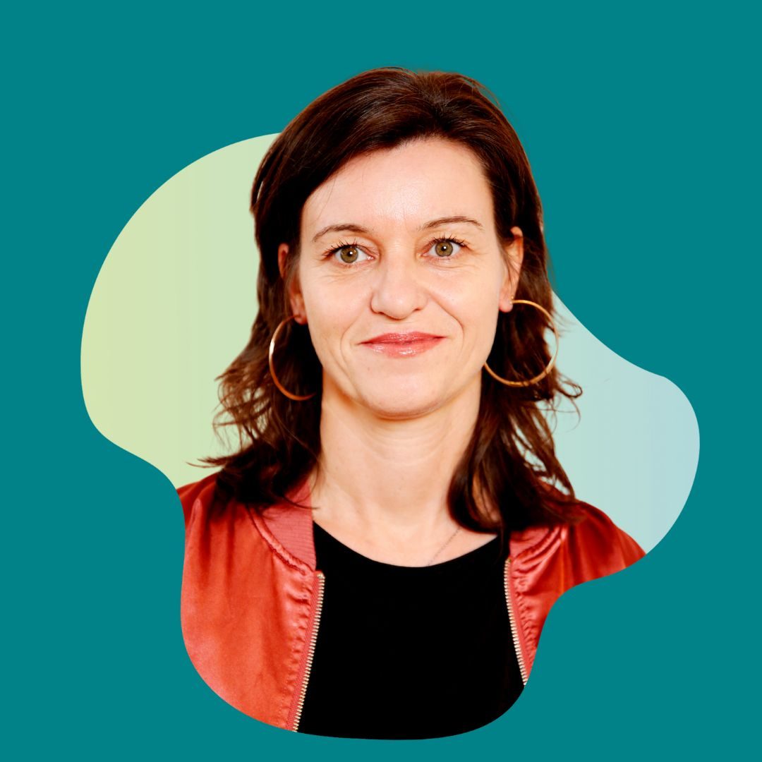 lysan (1) Jennifer Geiser ist von vorne zu sehen, sie schaut links aus dem Bild raus. Sie trägt ein blaues Oberteil.